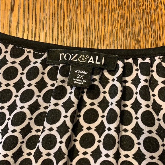 Graphic black & white tunic top w/ gold zip detail - Picture 3 of 3